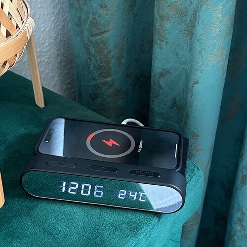 Wecker und Wireless charger Adelaine