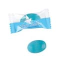 Blaues Bonbons im Flowpack in glänzend weiß