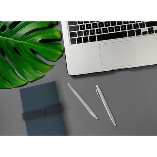 DOOLI. Kugelschreiber aus Edelstahl (53 % recycelt) mit glänzendem Gehäuse