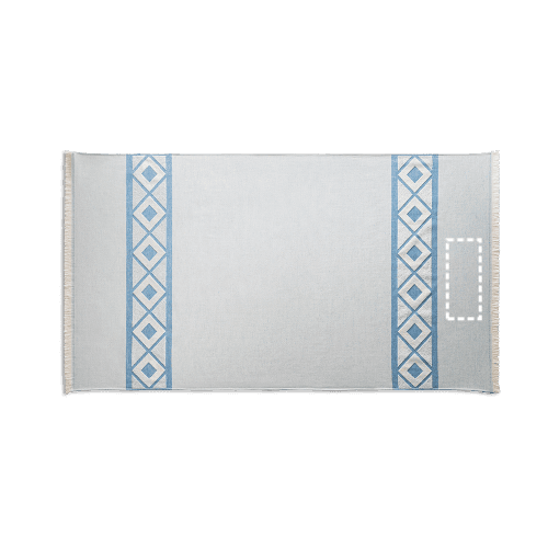 MALEK. Multifunktions- und Badetuch (350g/m²) aus Baumwolle (85%) sowie recycelter Baumwolle (15%), leicht und widerstandsfähig – Druckbeispiel Stickerei, 1-farbig, 15 x 10 cm - Vorderseite