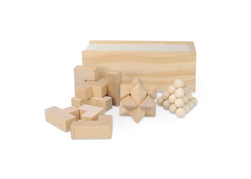 Dieses nachhaltige Set enthält drei spannende Denkspiele: ein Sternenpuzzle, ein Pyramidenpuzzle und ein 3D-Würfelpuzzle, die alle aus FSC-Holz gefertigt sind. Sie sind in einer FSC-Holzbox
