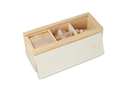 Dieses nachhaltige Set enthält drei spannende Denkspiele: ein Sternenpuzzle, ein Pyramidenpuzzle und ein 3D-Würfelpuzzle, die alle aus FSC-Holz gefertigt sind. Sie sind in einer FSC-Holzbox