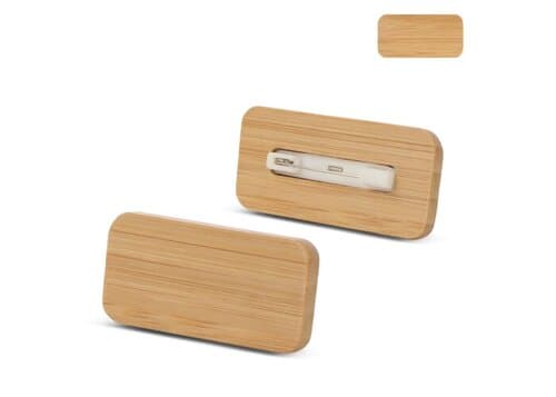 Namensschild aus Bambus mit Anstecknadel