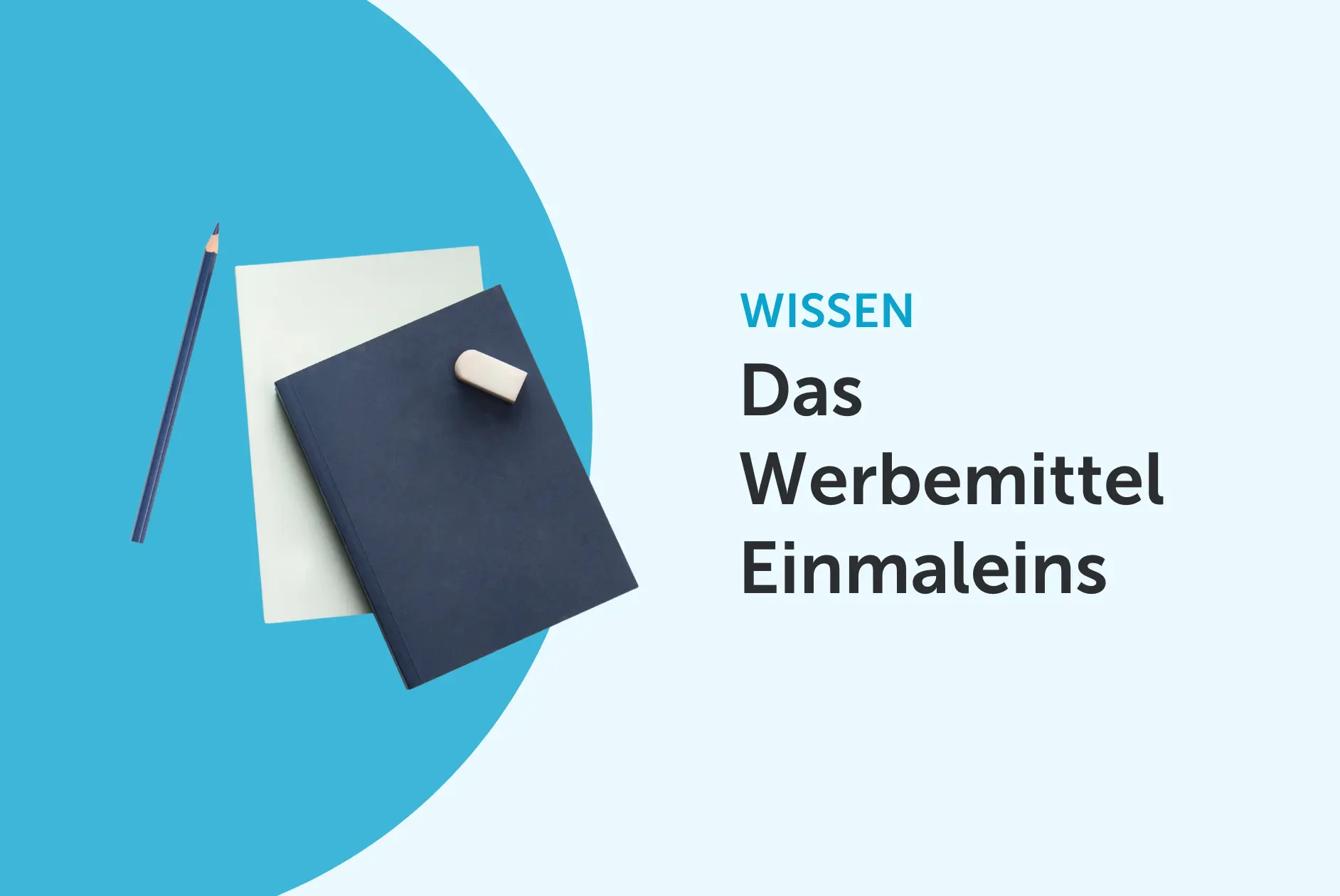 Headerbild mit Titel, blaue Notizbücher und Stifte auf blauem Hintergrund.