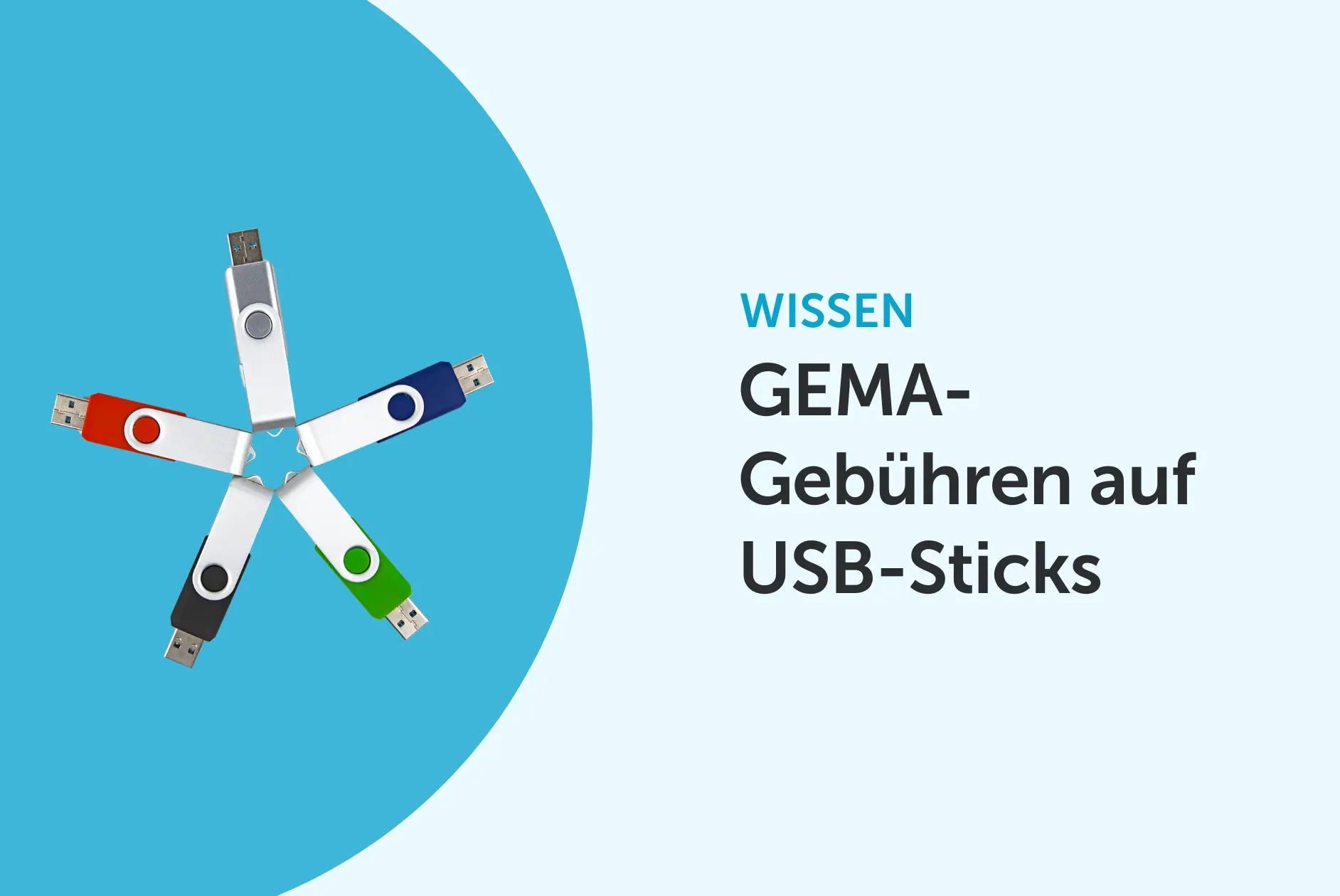 Headerbild mit Titel 'GEMA-Gebühren auf USB-Sticks', 5 USB-Sticks in einem Kreis geformt auf blauem Hintergrund.