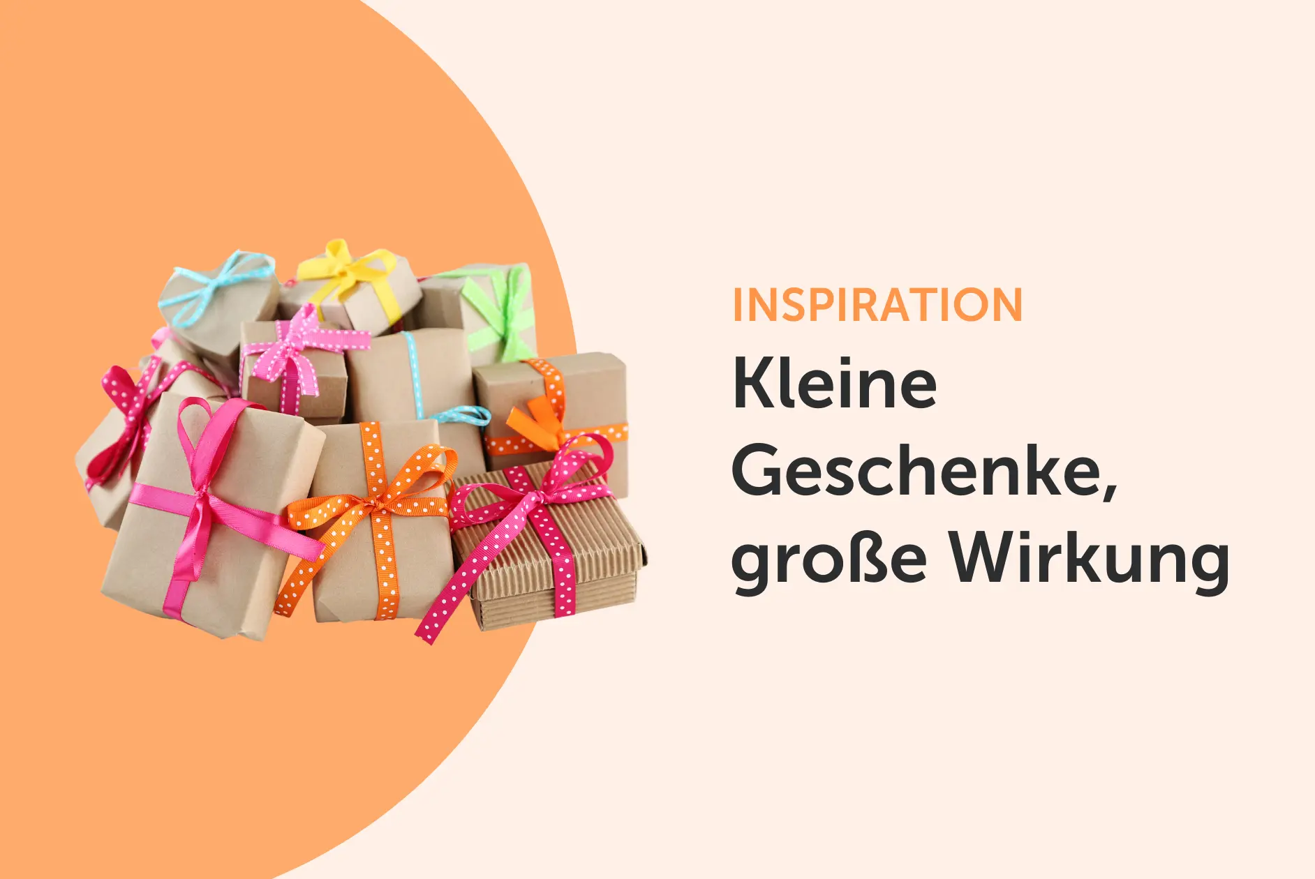 Headerbild mit Titel 'Kleine Geschenke, große Wirkung', Geschenke mit bunten Schlaufen auf orangenem Hintergrund.