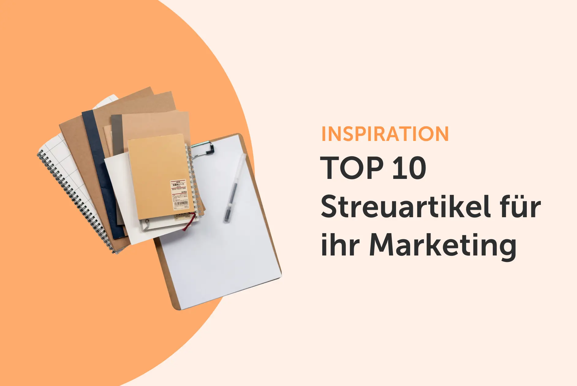Headerbild mit Titel, Notizblöcke und Stifte auf orangenem Hintergrund.
