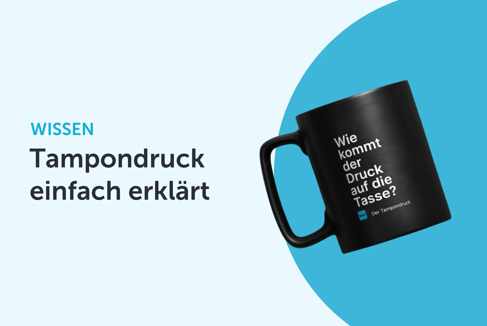 Headerbild mit Titel 'Tampondruck einfach erklärt', Schwarze Tasse mit Werbezeichen-Logo auf blauem Hintergrund.