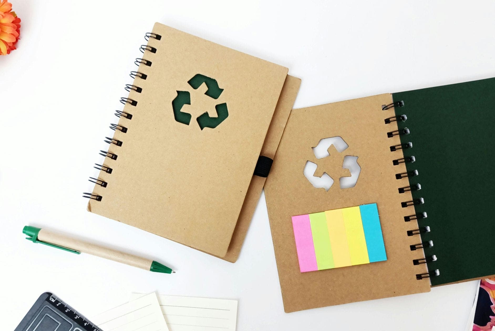 Headerbild mit Notizblöcken mit Recycling Symbol auf weißem Hintergrund.