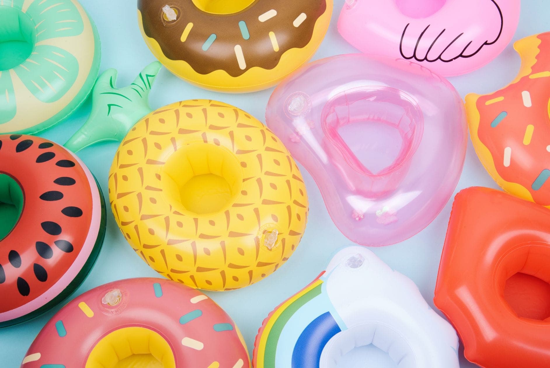 Headerbild mit Sommer Schwimmreifen auf blauem Hintergrund.