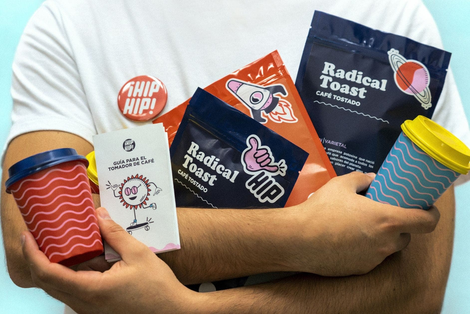 Headerbild mit man der verschiedene Produkte, wie Becher und Kaffee hält vor blauem Hintergrund.