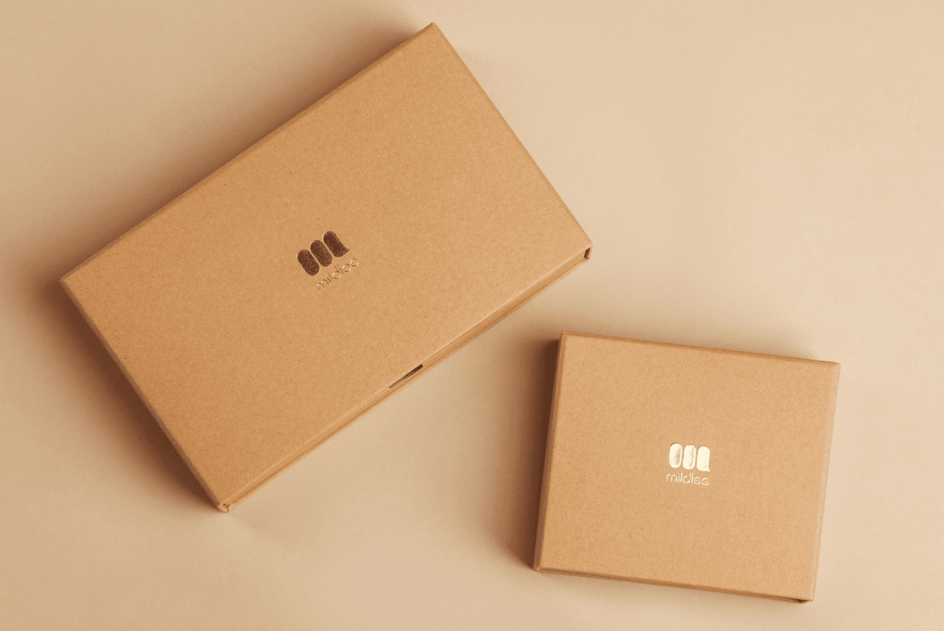 Zwei Boxen mit goldener Aufschrift