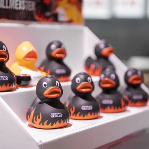 Quietsche-Ente Flammen mit Slogan Auftragsgriller