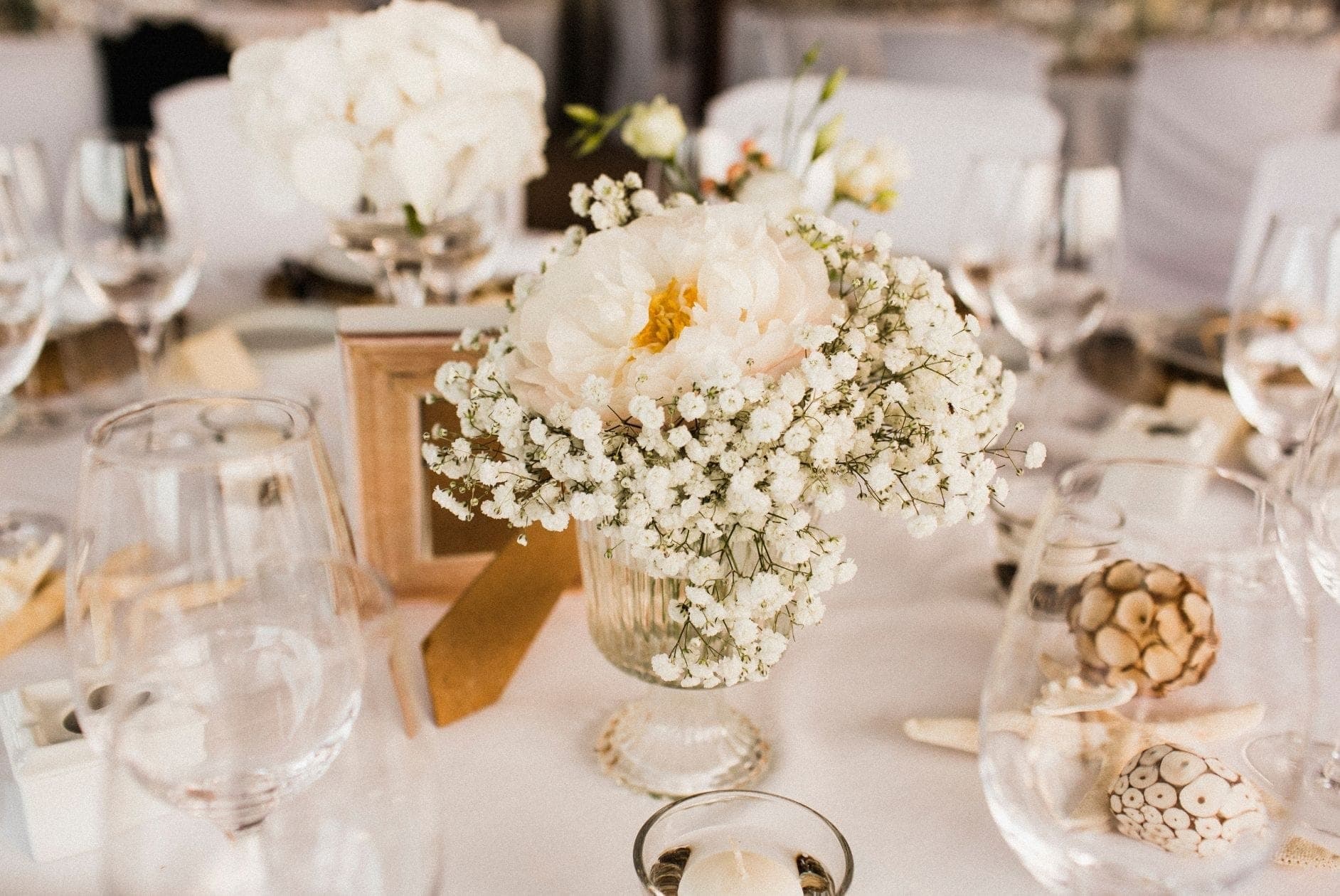 Headerbild Blumenstrauch mit weißen Rosen auf Hochzeitstisch