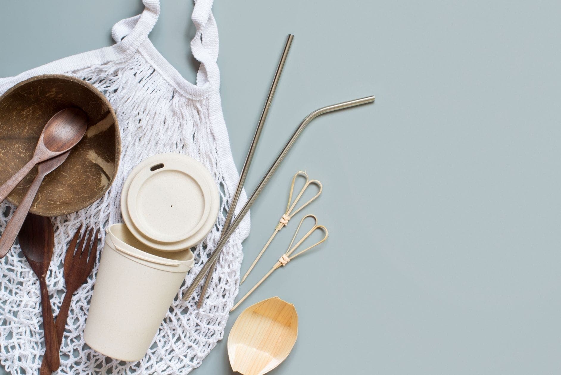 Headerbild mit nachhaltige Küchenutensilien und Tasche auf grünem Hintergrund.