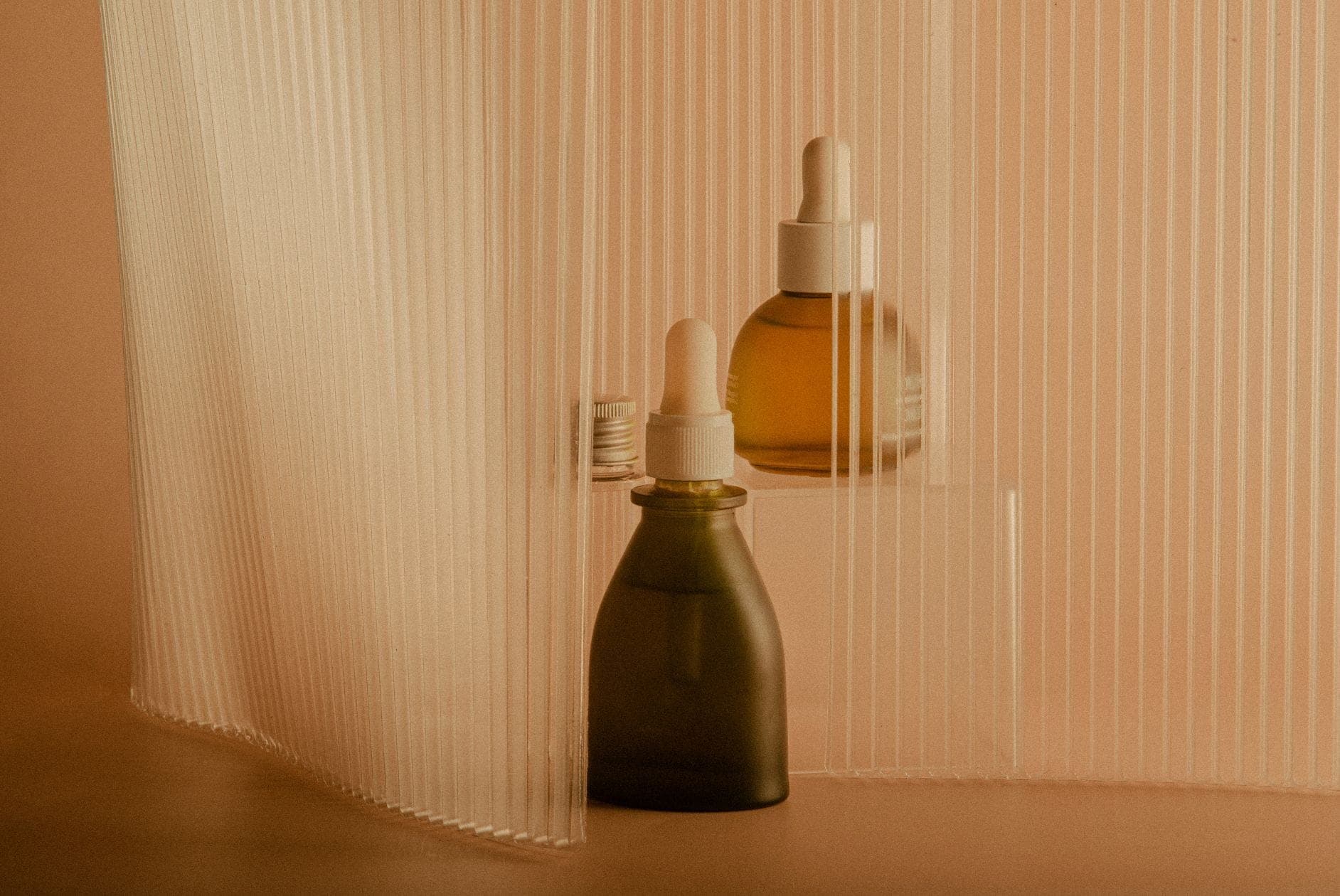 Headerbild mit Wellness-Produkten vor Produkt-Hintergrund.