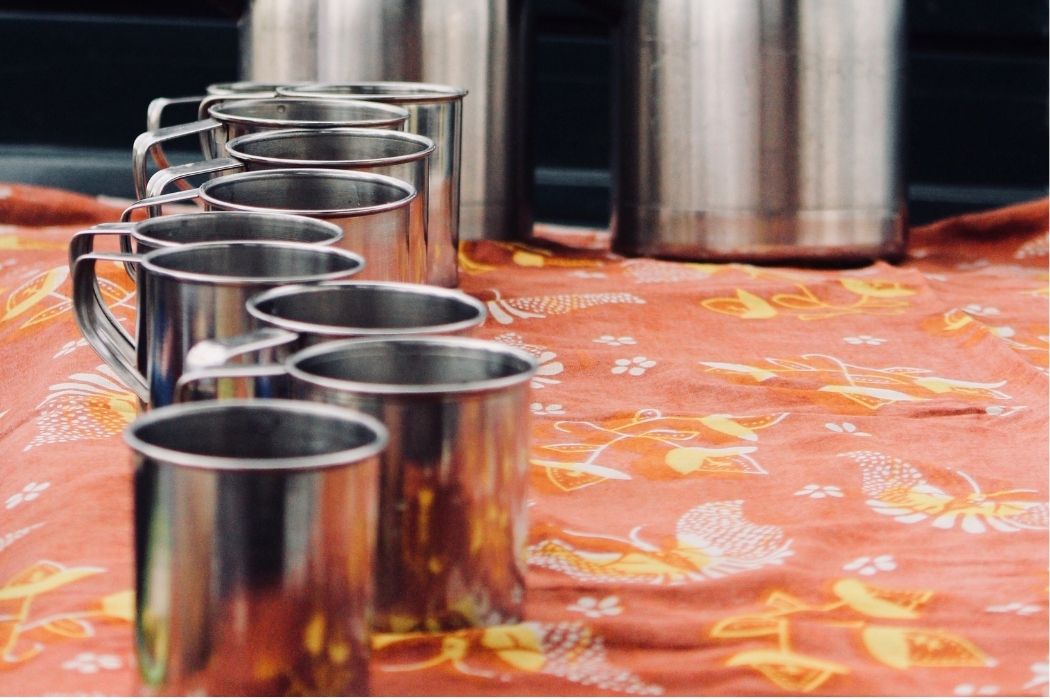 Edelstahl- und Emaille tasse