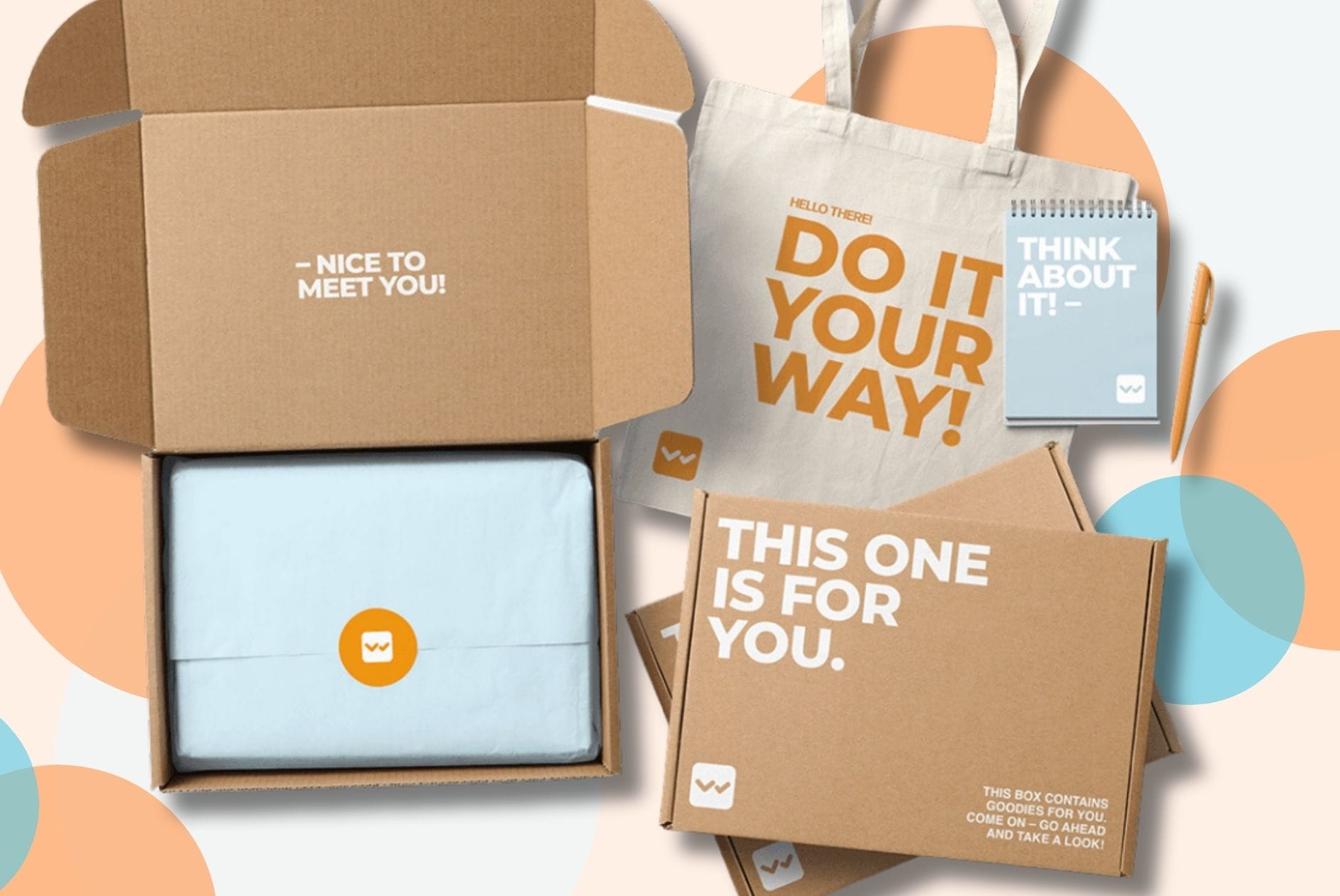 Headerbild mit Titel 'Unboxing mit Mehrwert. Ihre Marke in einer Box.', Beispielbox auf orangenem Hintergrund.